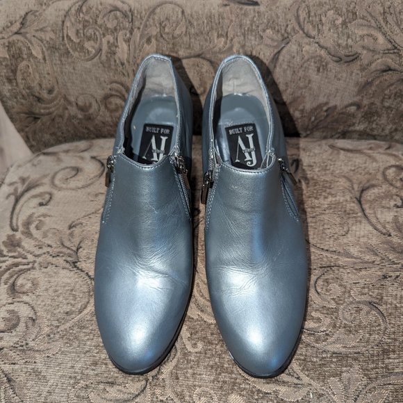 Women's AJ Valenci leather booties SZ 8 silver metallic 3" heel Good Condition - Picture 3 of 6